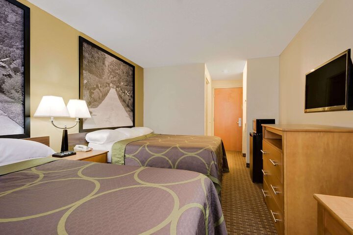 2 Double Beds (3 of 6)