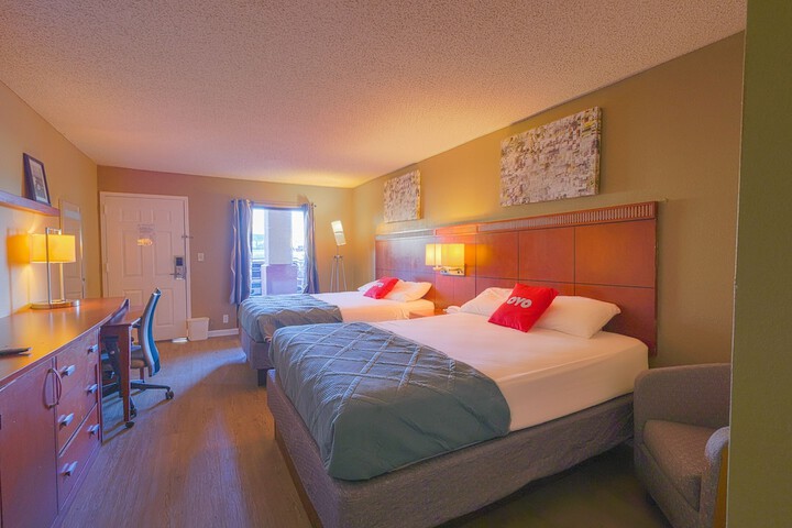 2 Queen Beds (5 of 6)