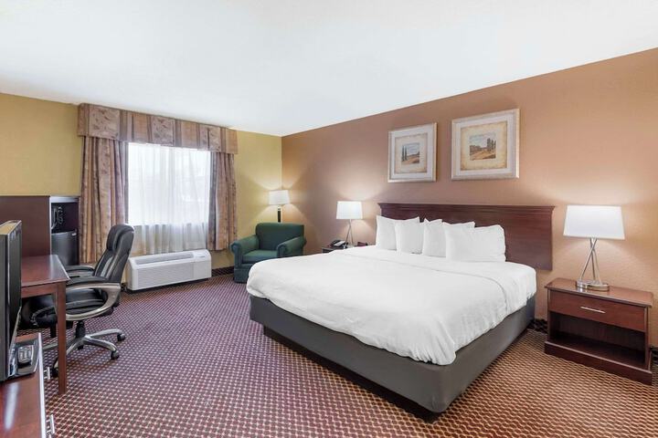 Business King Bed Accessible (18 of 20)