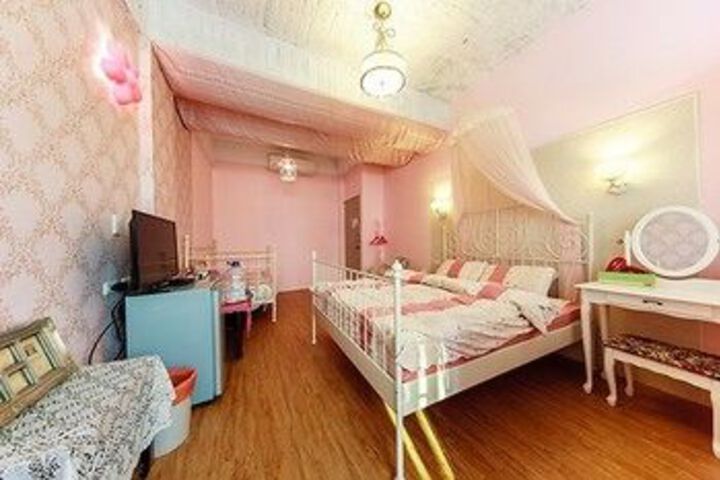 Room 10 of 19