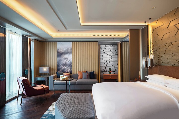 Room 18 of 118