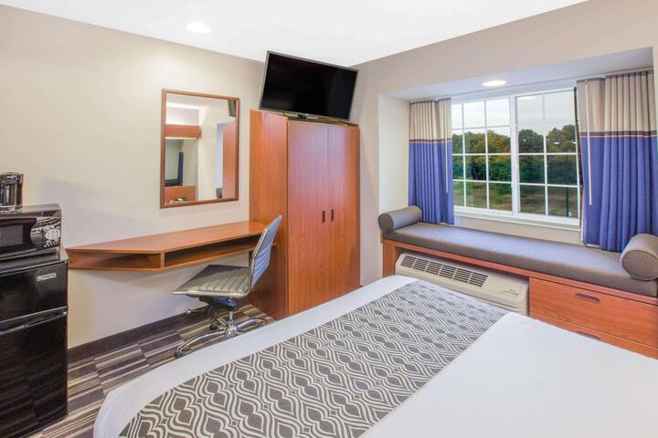 1 Queen Bed Accessible Room (16 of 18)