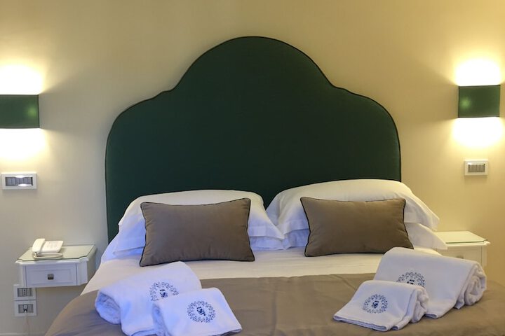 Room 5 of 93