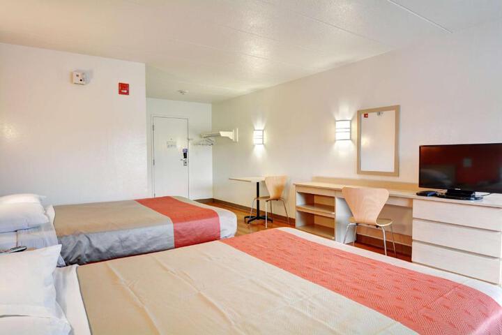 1 Queen Bed (10 of 16)