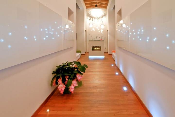 Ballroom/Hall 41 of 52