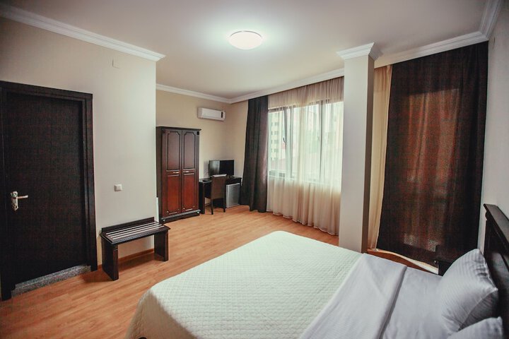 Room 11 of 14