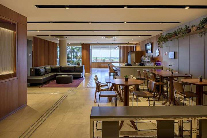 Lounge 37 of 49