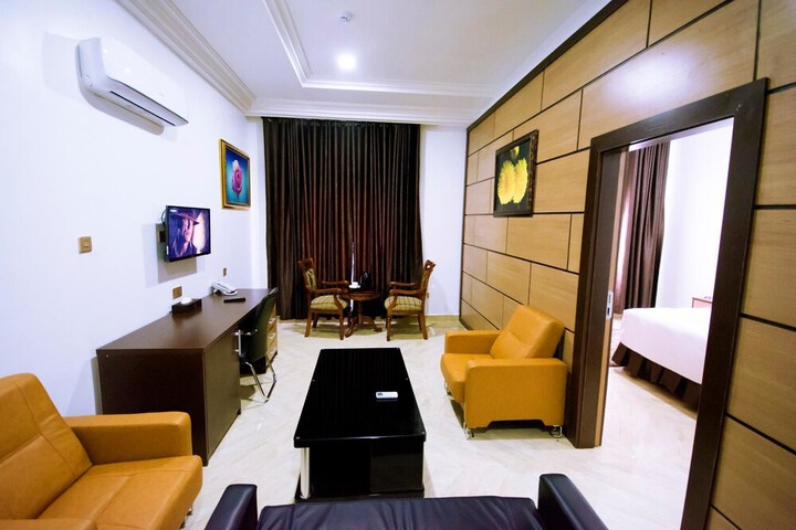 Room 12 of 38