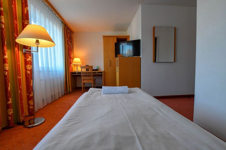 Room 7 of 18