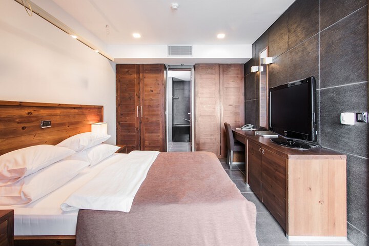 Room 8 of 114