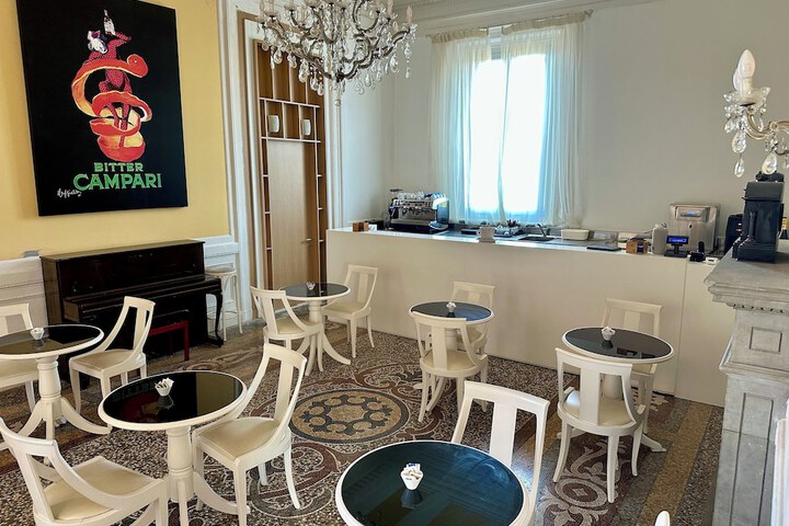 Lounge 42 of 49