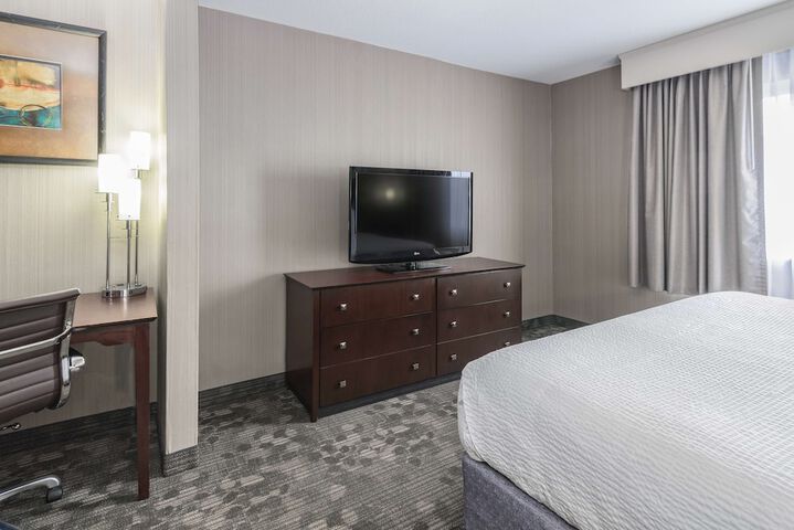 1 King Bed High Speed Internet Accessible Desk Microwave and Refrigerator Sofa Bed Full Brea (8 of 22)