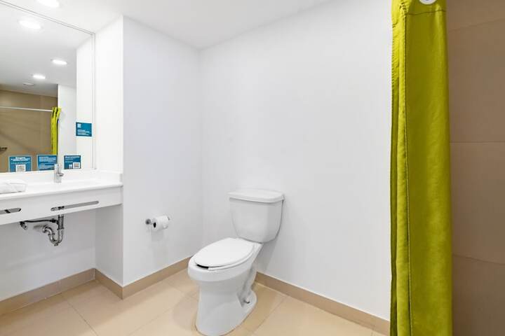 Room 6 of 28