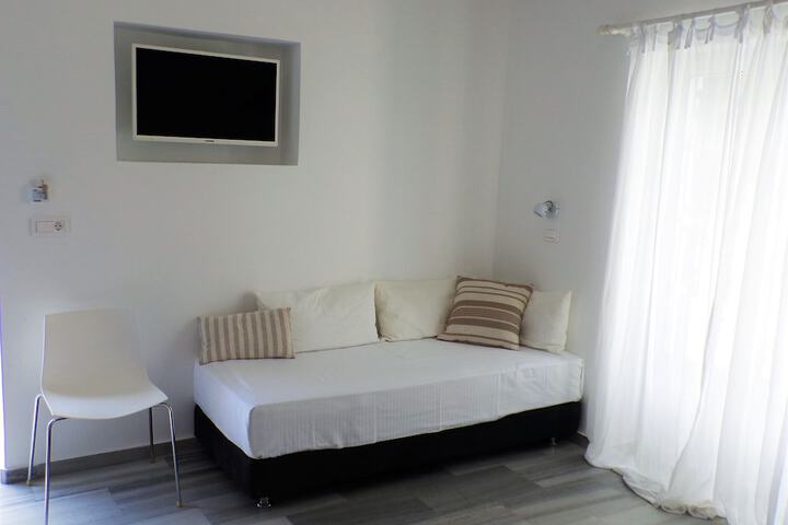 Room 6 of 103