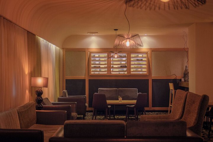 Lounge 33 of 58