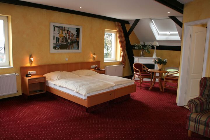 Room 3 of 43