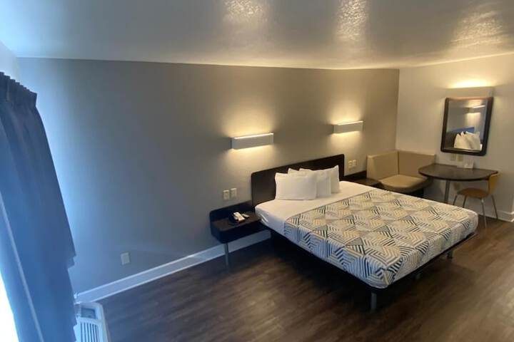 1 King Bed (3 of 10)