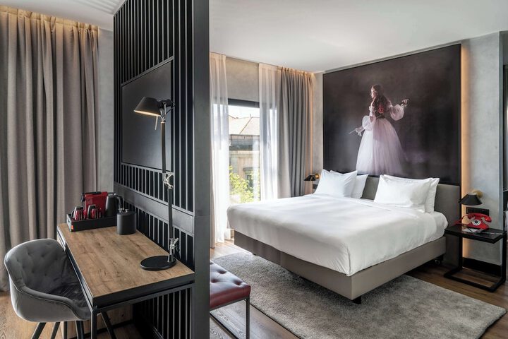 Room 28 of 103