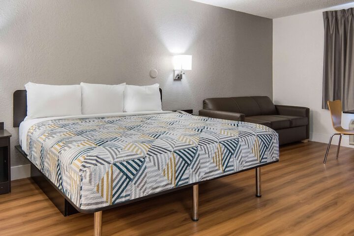 1 King Bed (2 of 13)