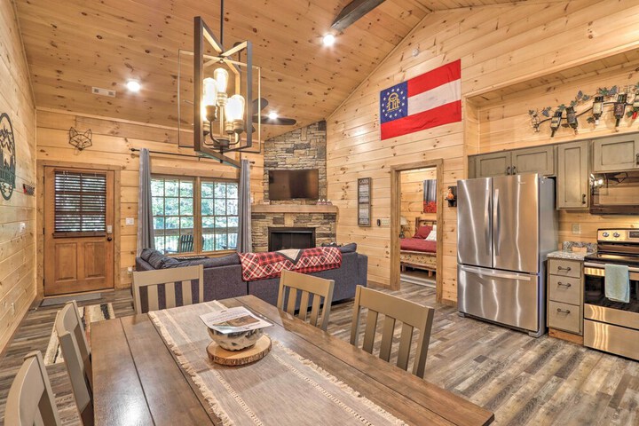 Coosawattee River Resort Cabin w / Private Hot Tub!