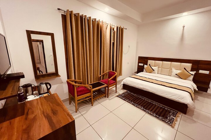 Room 6 of 10