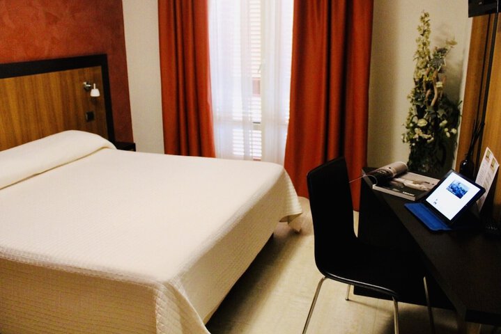 Room 8 of 83