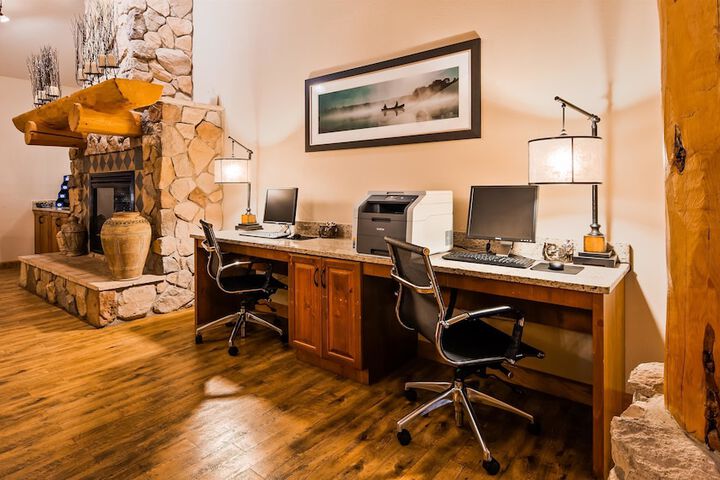 Business Center 25 of 27