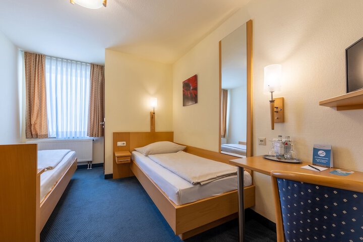 Room 15 of 33