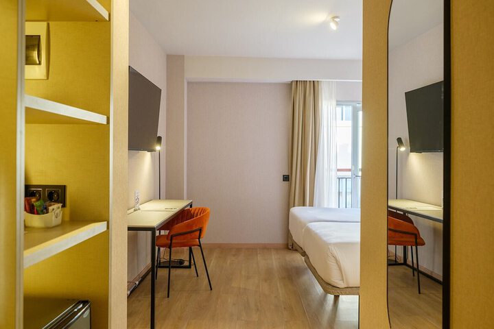 Room 14 of 99