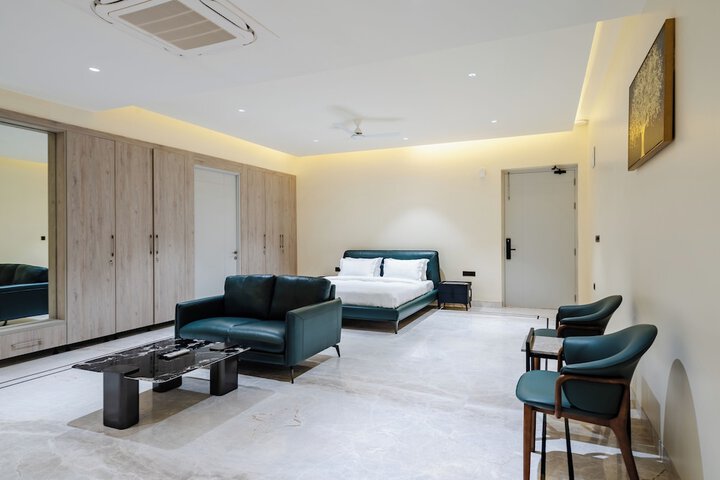 Room 5 of 9
