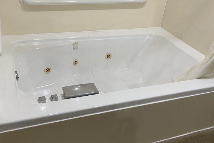 1 King Bed Business Room Efficiency Accessible Upgrade (4 of 8)