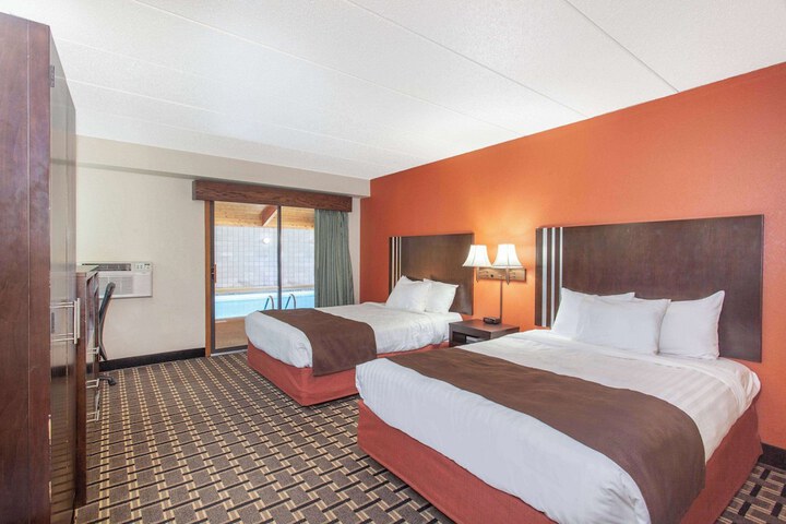 1 Queen Bed (8 of 8)