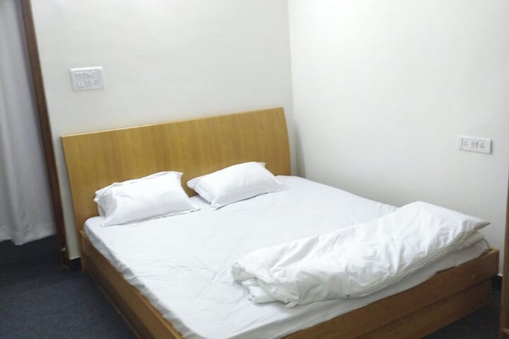 Room 3 of 32