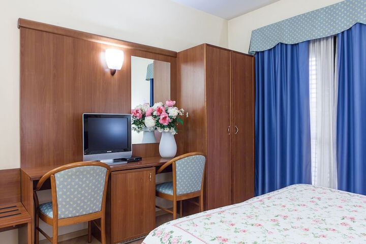 Room 10 of 36