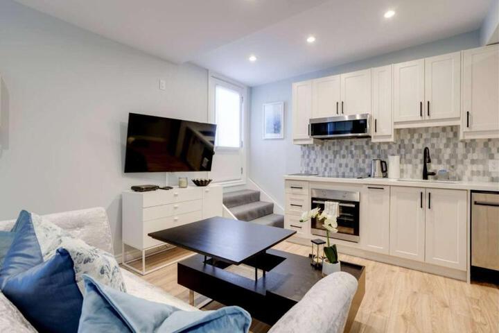 Casa Hotel Stylish Suite with Patio in Leslieville