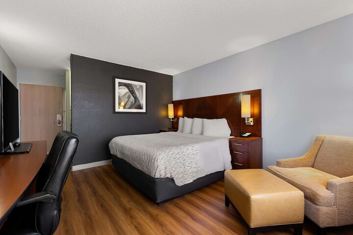 1 King Bed (9 of 16)