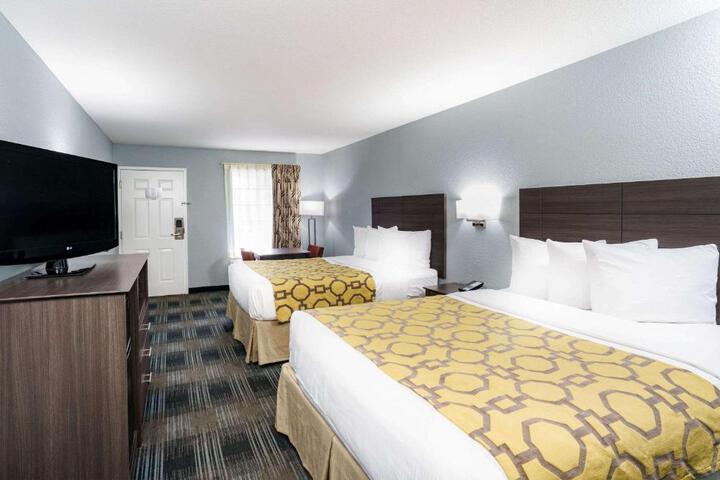 2 Queen Beds (1 of 5)