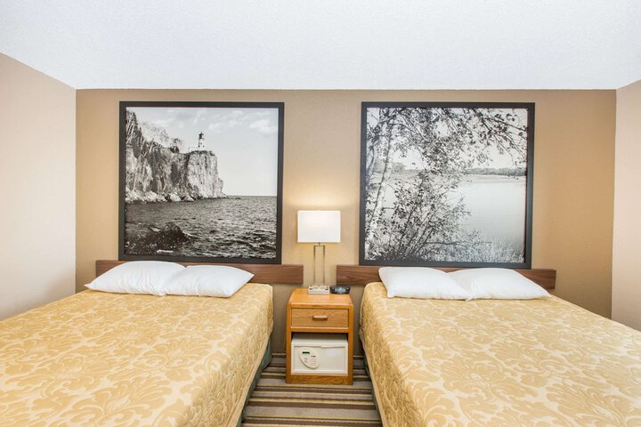 1 Queen Bed (3 of 23)