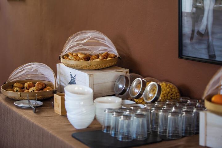 Breakfast/Coffee Service 24 of 47