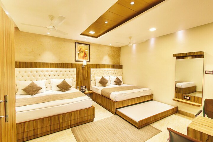 Room 12 of 77