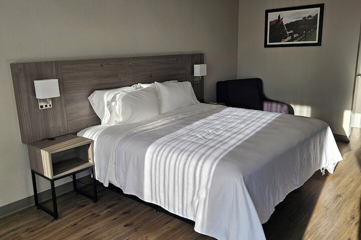 1 King Bed (5 of 5)