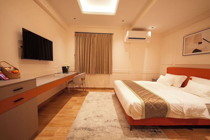 Room 6 of 49