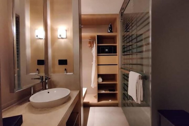 Room 7 of 25