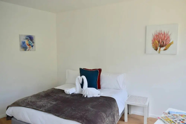 Room 4 of 12