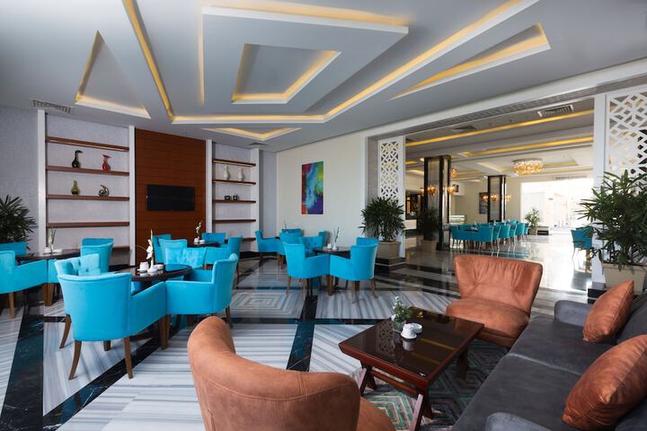 Lounge 67 of 84