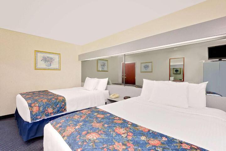 1 Queen Bed (6 of 22)