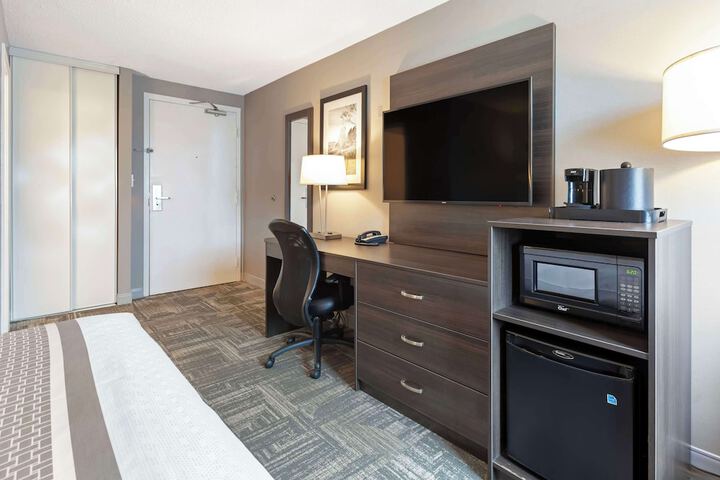 1 Queen Bed (7 of 20)