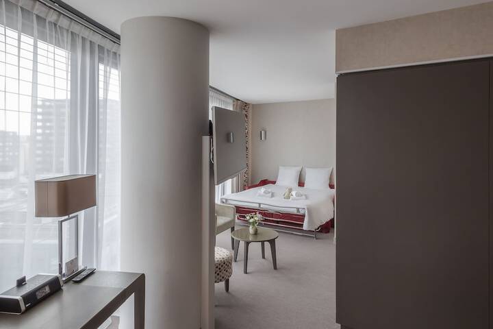 Room 3 of 90