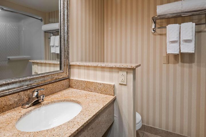 1 King Bed Whirlpool Sitting Area Work Desk WiFi Full Breakfast (5 of 12)