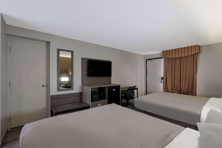 Double Accessible King Size Bed (1 of 6)
